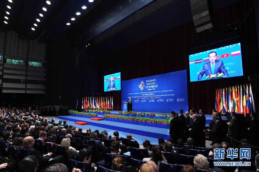 12月16日，國務院總理李克強在貝爾格萊德與中東歐國家領(lǐng)導人共同出席中國－中東歐國家第四屆經(jīng)貿(mào)論壇開幕式并致辭。 新華社記者 饒愛民攝 