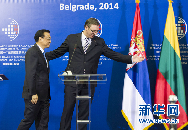 12月16日，國務(wù)院總理李克強(qiáng)在貝爾格萊德出席第三次中國-中東歐國家領(lǐng)導(dǎo)人會(huì)晤后，與塞爾維亞總理武契奇共同會(huì)見記者。 新華社記者黃敬文 攝