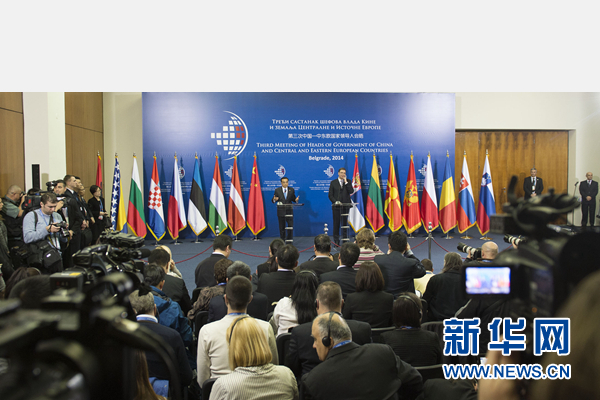 12月16日，國務(wù)院總理李克強(qiáng)在貝爾格萊德出席第三次中國-中東歐國家領(lǐng)導(dǎo)人會(huì)晤后，與塞爾維亞總理武契奇共同會(huì)見記者。 新華社記者黃敬文 攝