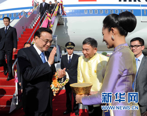 12月19日，中國國務(wù)院總理李克強抵達(dá)曼谷，出席大湄公河次區(qū)域經(jīng)濟(jì)合作領(lǐng)導(dǎo)人第五次會議。新華社記者饒愛民攝