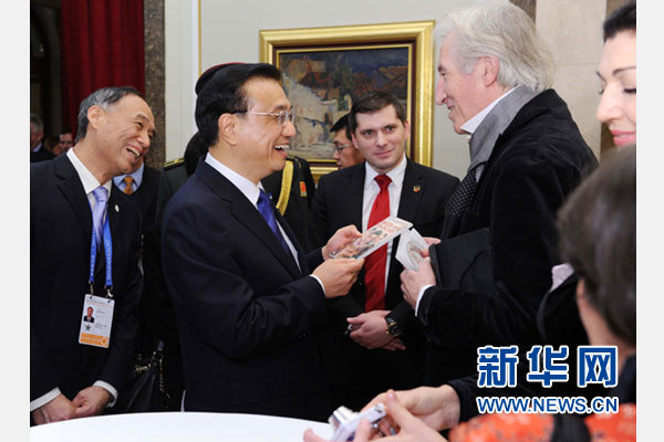 12月18日，中國國務院總理李克強在貝爾格萊德市政廳接受&ldquo;貝爾格萊德榮譽市民&rdquo;證書，塞爾維亞總理武契奇陪同出席。隨后，李克強同塞各界知名人士親切會見并互動交流。這是李克強同電影《瓦爾特保衛(wèi)薩拉熱窩》的演員薩馬爾季奇親切交談。新華社記者 饒愛民 攝