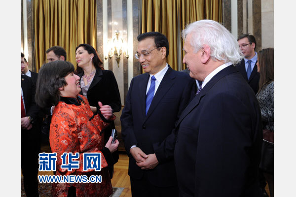 12月18日，中國國務院總理李克強在貝爾格萊德市政廳接受&ldquo;貝爾格萊德榮譽市民&rdquo;證書，塞爾維亞總理武契奇陪同出席。隨后，李克強同塞各界知名人士親切會見并互動交流。這是李克強同漢學家波普&mdash;采尼奇夫婦親切交談。新華社記者 饒愛民 攝