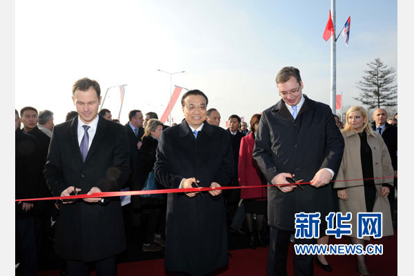 12月18日，中國國務(wù)院總理李克強(qiáng)在貝爾格萊德同塞爾維亞總理武契奇共同出席貝爾格萊德跨多瑙河大橋竣工儀式。這是李克強(qiáng)與武契奇為新建成的大橋剪彩。新華社記者 饒愛民 攝