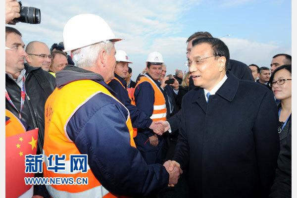 12月18日，中國國務(wù)院總理李克強(qiáng)在貝爾格萊德同塞爾維亞總理武契奇共同出席貝爾格萊德跨多瑙河大橋竣工儀式。這是李克強(qiáng)同大橋建設(shè)者親切交流。新華社記者 饒愛民 攝