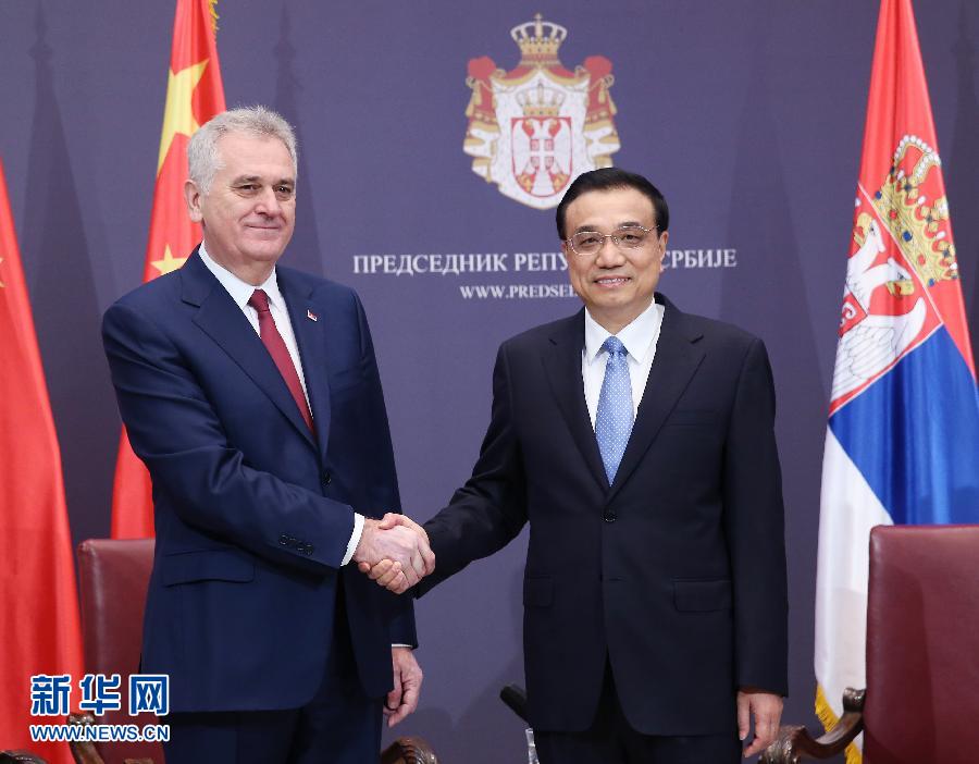 12月18日，中國國務(wù)院總理李克強(qiáng)在貝爾格萊德會(huì)見塞爾維亞總統(tǒng)尼科利奇。 新華社記者姚大偉攝