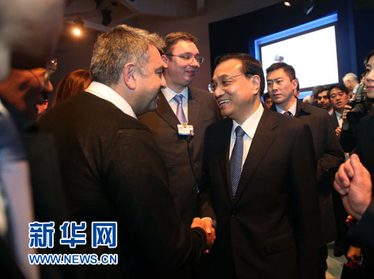 1月21日，中國國務院總理李克強在瑞士達沃斯舉行的世界經(jīng)濟論壇全會發(fā)表特別致辭并回答提問。這是李克強在致辭后同與會嘉賓親切交談。新華社記者 劉衛(wèi)兵 攝