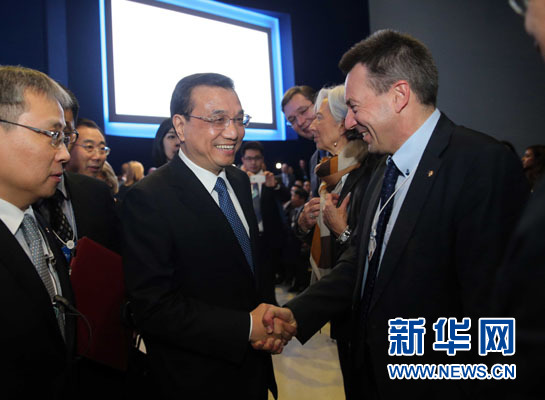 1月21日，中國國務院總理李克強在瑞士達沃斯舉行的世界經(jīng)濟論壇全會發(fā)表特別致辭并回答提問。這是李克強在致辭前同與會嘉賓親切交談。新華社記者 劉衛(wèi)兵 攝