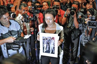 1月29日，在得知即將召開有關(guān)MH370的發(fā)布會后，一些乘客家屬成員到場。