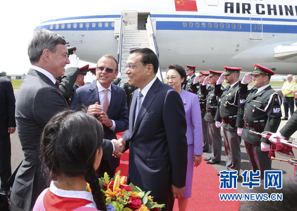 當(dāng)?shù)貢r間6月28日下午，經(jīng)中歐雙方商定，國務(wù)院總理李克強乘專機抵達比利時首都布魯塞爾，出席第十七次中國歐盟領(lǐng)導(dǎo)人會晤。李克強總理夫人程虹同機抵達。歐盟和比利時政府高級官員到阿貝拉格機場迎接。新華社記者 龐興雷 攝 