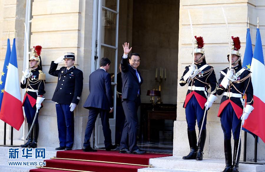 6月30日，中國國務(wù)院總理李克強(qiáng)在巴黎總理府同法國總理瓦爾斯舉行會(huì)談。 新華社記者 馬占成 攝