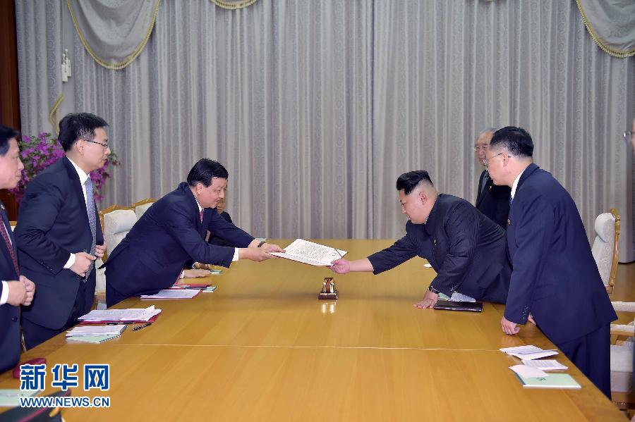 10月9日，中共中央政治局常委、中央書記處書記劉云山在平壤百花園迎賓館會見朝鮮勞動黨第一書記金正恩。這是劉云山向金正恩轉(zhuǎn)交習(xí)近平總書記的親署函。新華社記者 李濤 攝