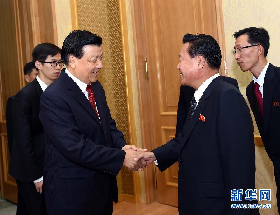 10月9日，在朝鮮進(jìn)行正式友好訪問的中共中央政治局常委、中央書記處書記劉云山與朝鮮勞動黨中央政治局委員、中央書記崔龍海舉行會談。新華社記者 饒愛民 攝