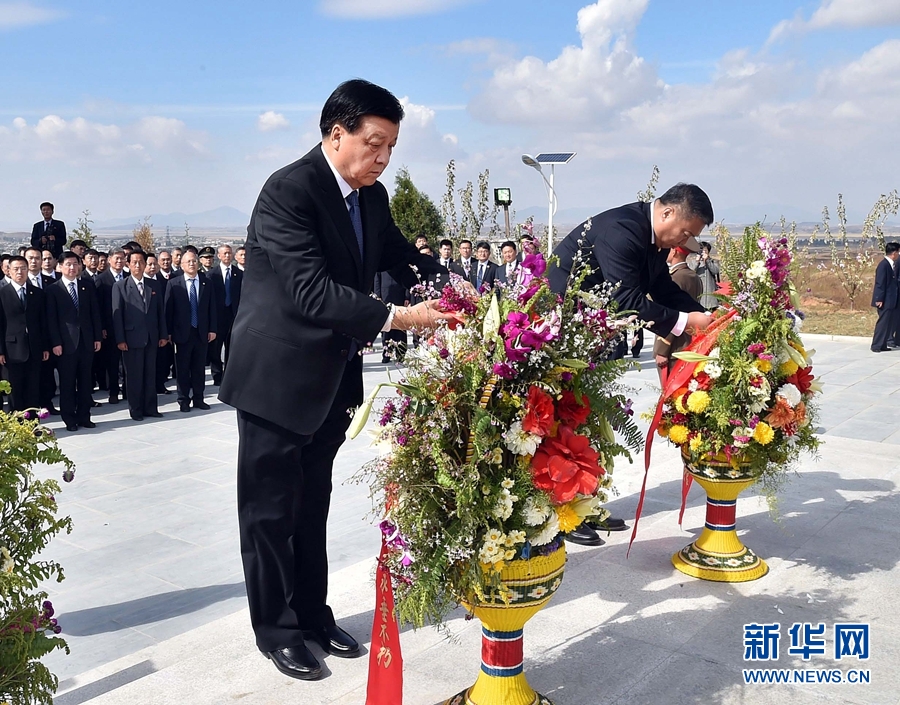 10月11日，中共中央政治局常委、中央書(shū)記處書(shū)記劉云山專(zhuān)程趕赴安州祭掃中國(guó)人民志愿軍烈士陵園，向中國(guó)人民志愿軍烈士敬獻(xiàn)花籃并默哀。 新華社記者 李濤 攝