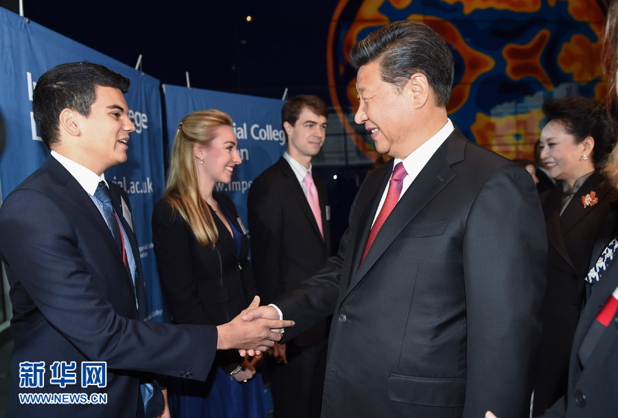 10月21日，國家主席習近平在倫敦參觀帝國理工學院。 新華社記者謝環(huán)馳 攝