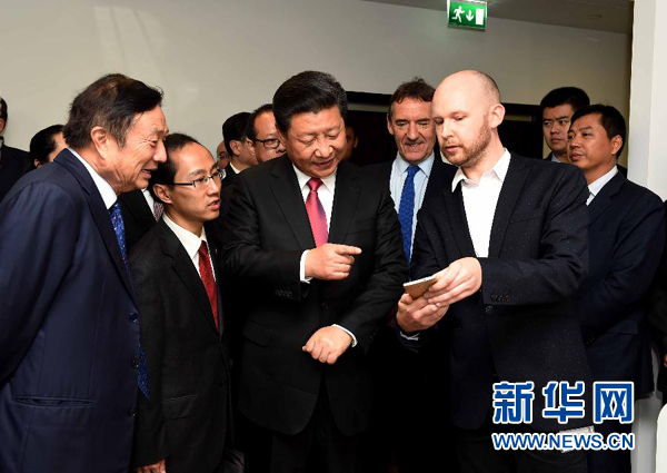 10月21日，國家主席習(xí)近平在倫敦參觀華為英國公司。 新華社記者 饒愛民 攝