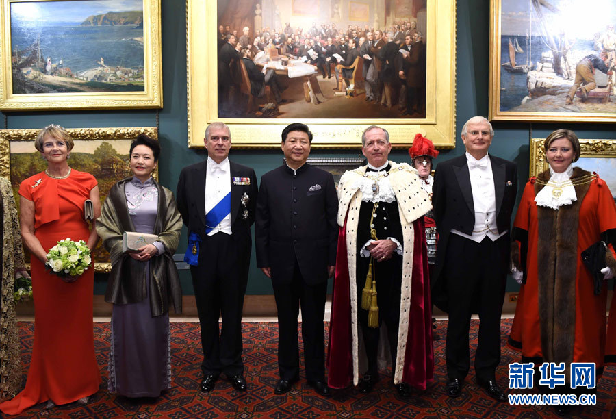 當(dāng)?shù)貢r(shí)間10月21日，國家主席習(xí)近平在倫敦金融城市政廳發(fā)表題為《共倡開放包容共促和平發(fā)展》的重要演講。這是習(xí)近平和夫人彭麗媛同嘉賓合影。 新華社記者 饒愛民 攝