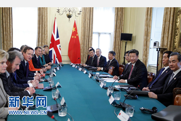 10月21日，國(guó)家主席習(xí)近平在倫敦唐寧街首相府同英國(guó)首相卡梅倫舉行會(huì)談。 新華社記者 鞠鵬 攝 