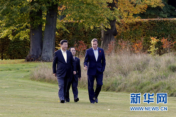 這是習(xí)近平與卡梅倫漫步草坪，邊走邊談。新華社記者 鞠鵬攝