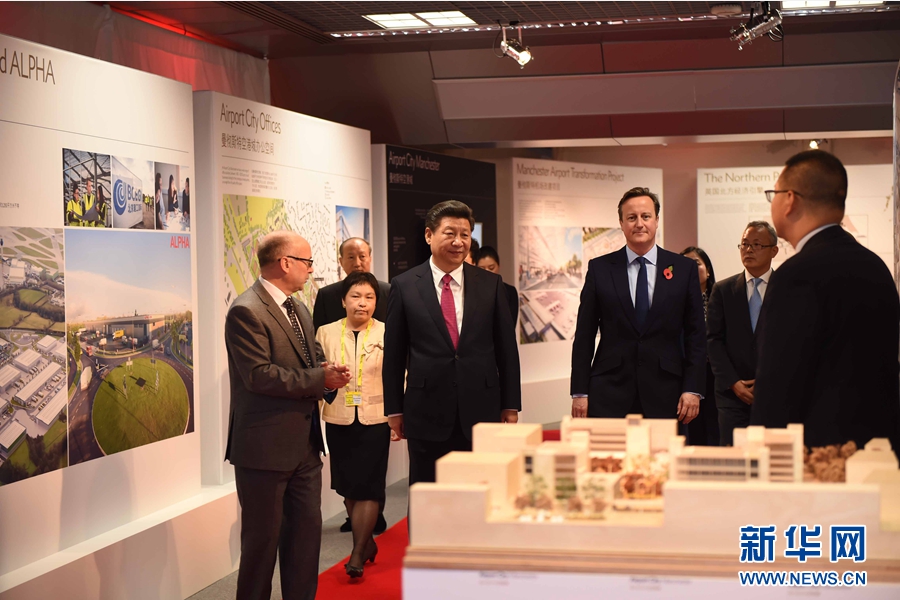 10月23日，國家主席習近平在英國首相卡梅倫陪同下，參觀曼徹斯特空港城項目。這是習近平和卡梅倫共同參觀曼徹斯特空港城發(fā)展規(guī)劃圖片展和空港城中國園模型。 新華社記者 張鐸 攝