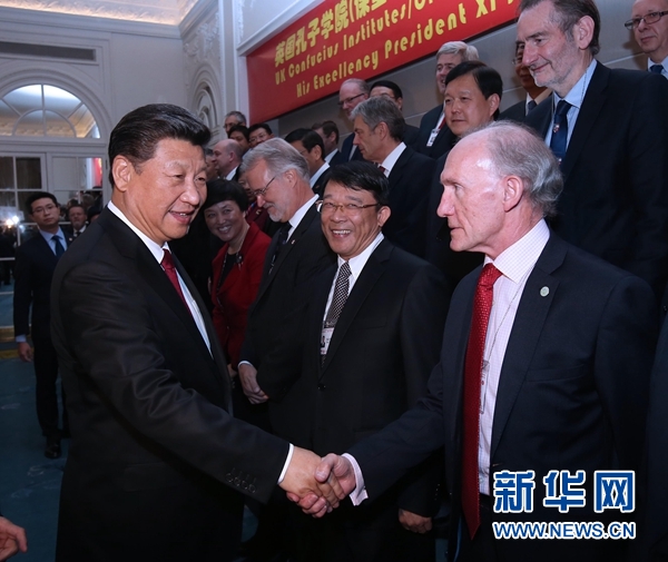 10月22日，國家主席習(xí)近平在倫敦出席全英孔子學(xué)院和孔子課堂年會開幕式。這是習(xí)近平同參加開幕式的嘉賓親切交談。 新華社記者 龐興雷 攝 