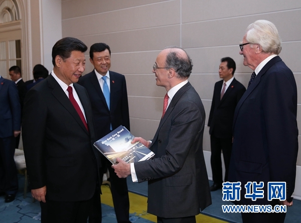 10月22日，國家主席習近平在倫敦集體會見英國前首相布朗等英國友人。新華社記者 龐興雷 攝 