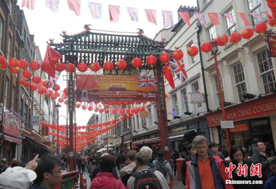 習近平主席訪問英國，倫敦唐人街掛出大紅燈籠和中英兩國國旗。 <a target='_blank' ><p  align=