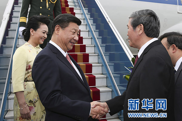 11月5日，中共中央總書記、國家主席習(xí)近平抵達越南首都河內(nèi)，開始對越南進行國事訪問。這是越南高級官員到機場迎接習(xí)近平和夫人彭麗媛。新華社記者蘭紅光攝 