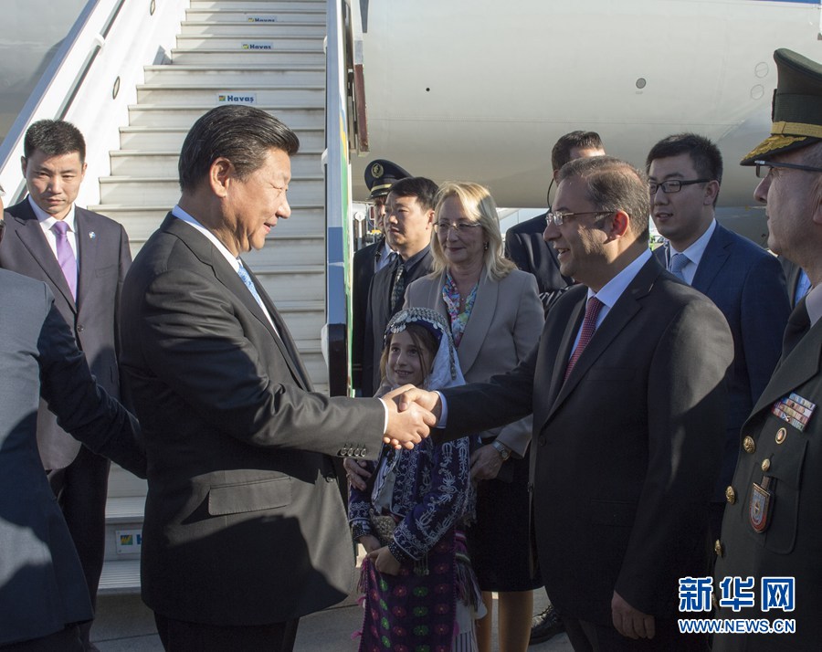  11月14日，國(guó)家主席習(xí)近平抵達(dá)土耳其安塔利亞，應(yīng)土耳其共和國(guó)總統(tǒng)埃爾多安邀請(qǐng)，出席二十國(guó)集團(tuán)領(lǐng)導(dǎo)人第十次峰會(huì)。土耳其高級(jí)官員到機(jī)場(chǎng)迎接習(xí)近平主席一行。新華社記者 李學(xué)仁 攝 