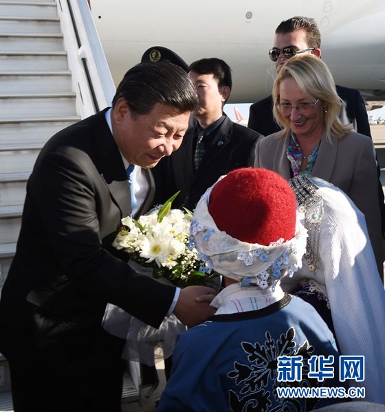 11月14日，國(guó)家主席習(xí)近平抵達(dá)土耳其安塔利亞，應(yīng)土耳其共和國(guó)總統(tǒng)埃爾多安邀請(qǐng)，出席二十國(guó)集團(tuán)領(lǐng)導(dǎo)人第十次峰會(huì)。這是土耳其兒童向習(xí)近平主席獻(xiàn)花。新華社記者 饒愛民 攝 