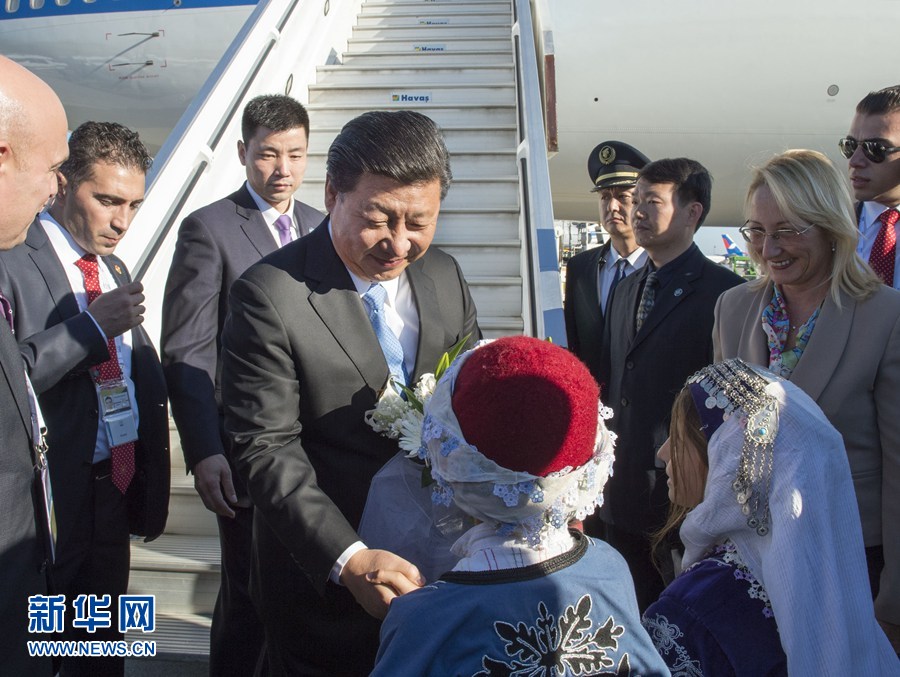 11月14日，國(guó)家主席習(xí)近平抵達(dá)土耳其安塔利亞，應(yīng)土耳其共和國(guó)總統(tǒng)埃爾多安邀請(qǐng)，出席二十國(guó)集團(tuán)領(lǐng)導(dǎo)人第十次峰會(huì)。這是土耳其兒童向習(xí)近平主席獻(xiàn)花。新華社記者 李學(xué)仁 攝 