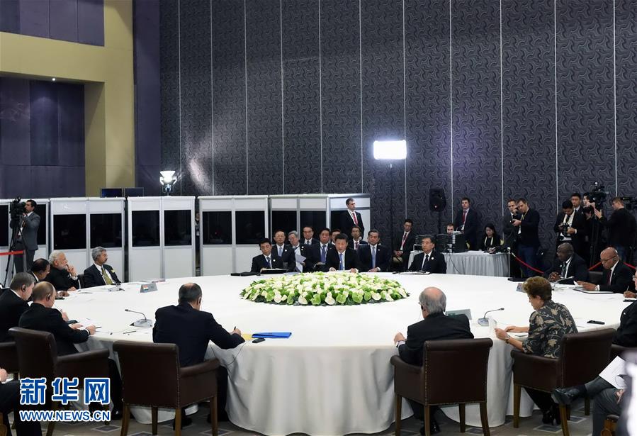  11月15日，金磚國家領導人非正式會晤在土耳其安塔利亞舉行，中國國家主席習近平、俄羅斯總統(tǒng)普京、印度總理莫迪、南非總統(tǒng)祖馬、巴西總統(tǒng)羅塞夫出席。習近平在會上發(fā)表題為《開拓機遇應對挑戰(zhàn)》的重要講話。 新華社記者 饒愛民 攝 