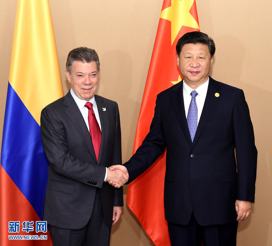 11月18日，國家主席習(xí)近平在菲律賓馬尼拉會(huì)見哥倫比亞總統(tǒng)桑托斯。 新華社記者 饒愛民 攝