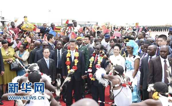 12月1日，中國國家主席習近平乘專機抵達津巴布韋首都哈拉雷，開始對津巴布韋進行國事訪問。津巴布韋總統(tǒng)穆加貝在機場舉行隆重歡迎儀式。這是當?shù)孛癖娞饸g快熱情的傳統(tǒng)舞蹈，歡迎習近平和彭麗媛到訪。新華社記者 謝環(huán)馳 攝 