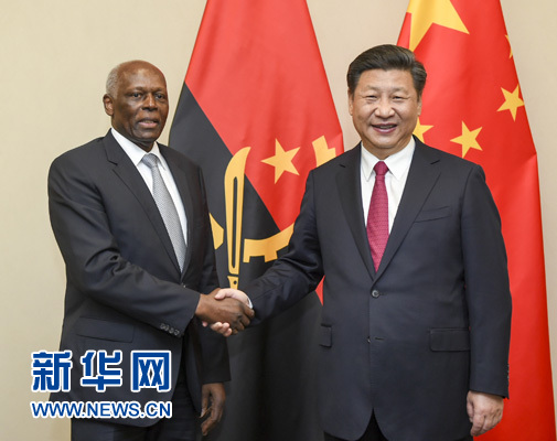 12月3日，國(guó)家主席習(xí)近平在約翰內(nèi)斯堡會(huì)見(jiàn)安哥拉總統(tǒng)多斯桑托斯。 新華社記者 謝環(huán)馳 攝