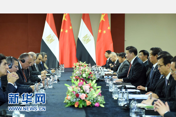 12月4日，國(guó)家主席習(xí)近平在約翰內(nèi)斯堡會(huì)見(jiàn)埃及總理伊斯梅爾。新華社記者 張鐸 攝 