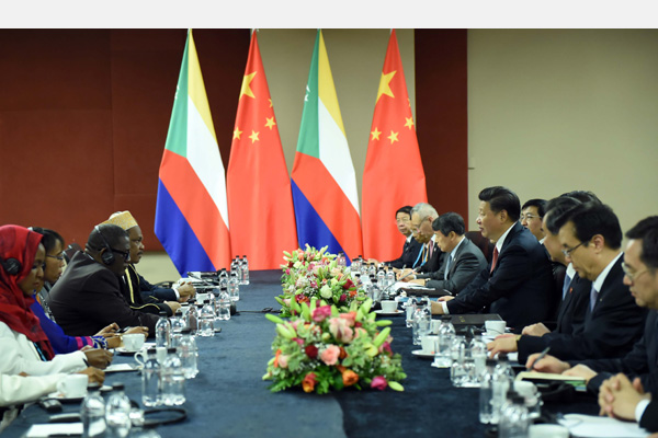 12月4日，國家主席習(xí)近平在約翰內(nèi)斯堡會見科摩羅總統(tǒng)伊基利盧。 新華社記者 張鐸 攝 

