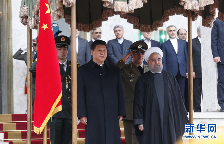 1月23日，國家主席習(xí)近平同伊朗總統(tǒng)魯哈尼在德黑蘭薩德阿巴德王宮舉行會談。這是會談前，習(xí)近平主席出席魯哈尼總統(tǒng)舉行的隆重歡迎儀式。新華社記者 鞠鵬 攝