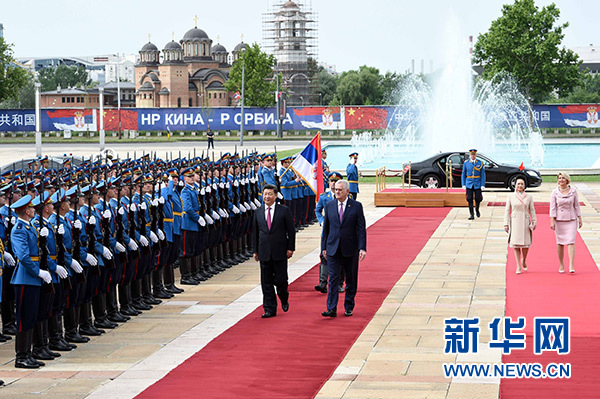 6月18日，國家主席習(xí)近平出席塞爾維亞總統(tǒng)尼科利奇在貝爾格萊德舉行的隆重歡迎儀式。 新華社記者饒愛民攝