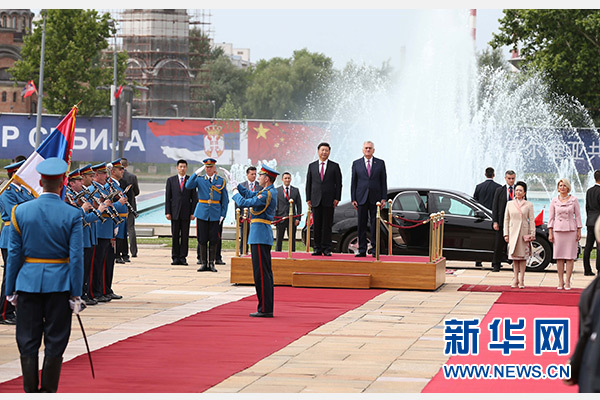  6月18日，國家主席習(xí)近平出席塞爾維亞總統(tǒng)尼科利奇在貝爾格萊德舉行的隆重歡迎儀式。 新華社記者馬占成攝