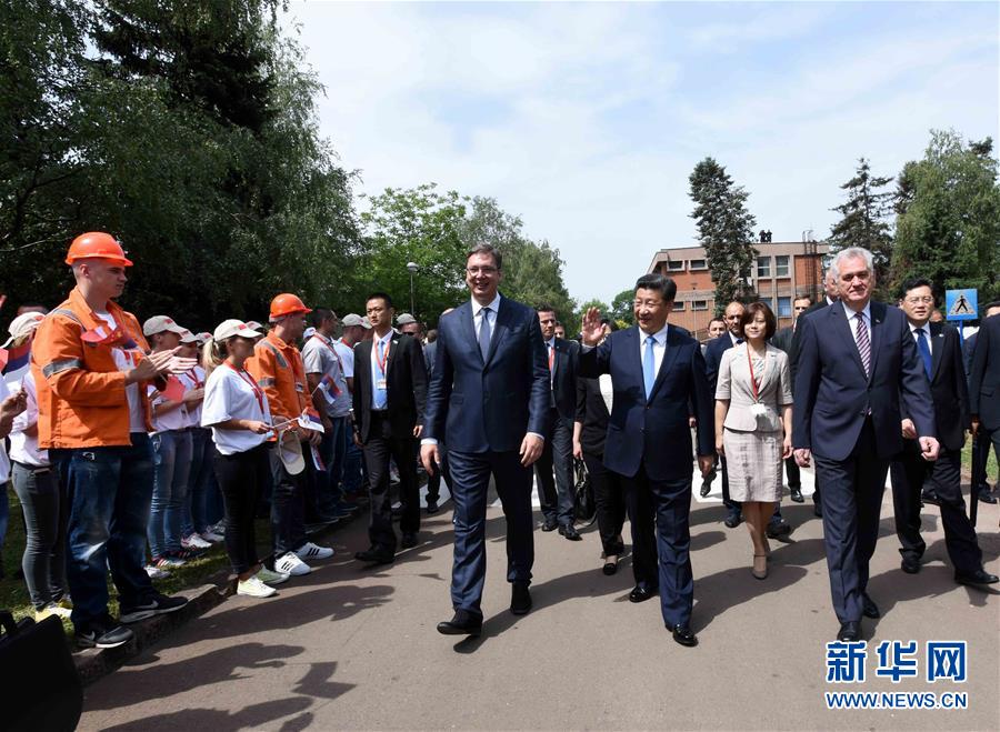 6月19日上午，國家主席習(xí)近平在貝爾格萊德參觀河鋼集團塞爾維亞斯梅代雷沃鋼廠。習(xí)近平抵達時，塞爾維亞總統(tǒng)尼科利奇、總理武契奇在停車處熱情迎接。鋼廠工人和家屬、當?shù)厥忻駭?shù)千人夾道歡迎。新華社記者 饒愛民 攝