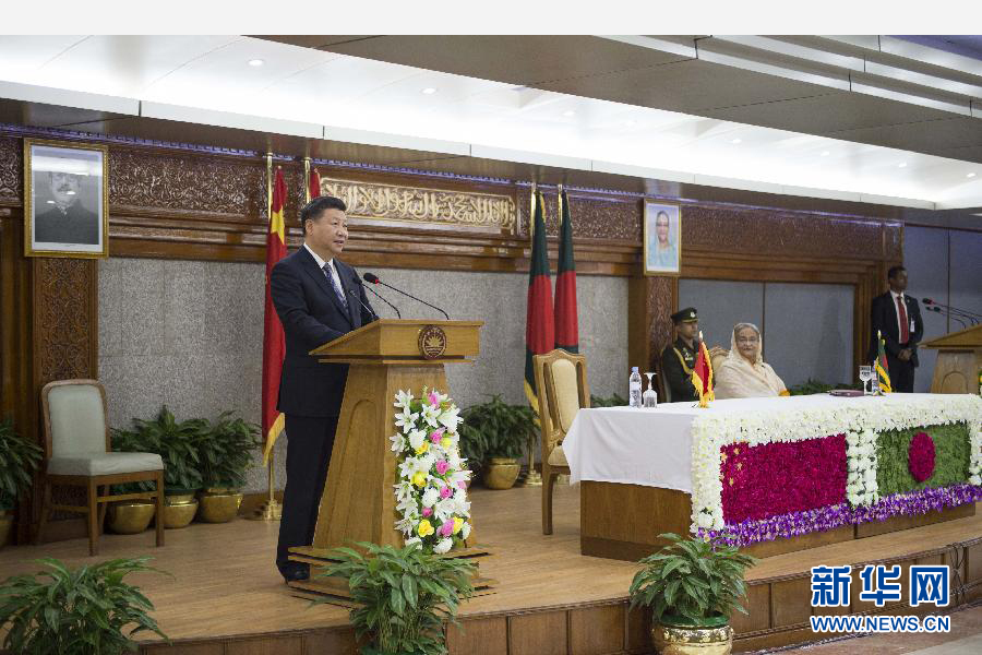 10月14日，國(guó)家主席習(xí)近平在達(dá)卡同孟加拉國(guó)總理哈西娜舉行會(huì)談。這是會(huì)談后，兩國(guó)領(lǐng)導(dǎo)人共同會(huì)見(jiàn)記者。 新華社記者謝環(huán)馳攝 