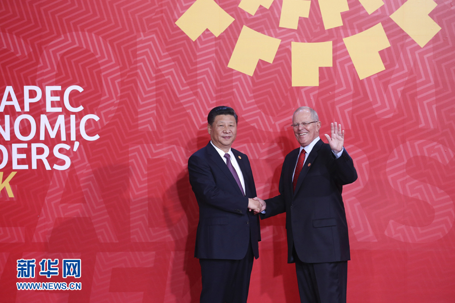 11月20日，亞太經合組織第二十四次領導人非正式會議在秘魯利馬舉行。國家主席習近平出席并發(fā)表題為《面向未來開拓進取促進亞太發(fā)展繁榮》的重要講話。這是會議開始前，習近平受到秘魯總統(tǒng)庫琴斯基的熱情迎接。 新華社記者 龐興雷 攝