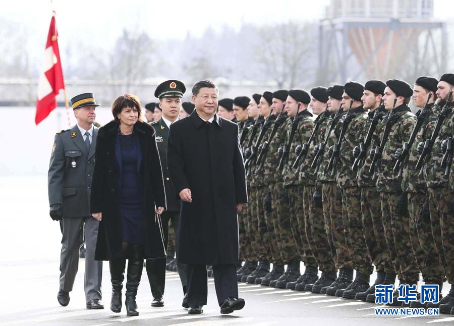 1月15日，國家主席習(xí)近平乘專機(jī)抵達(dá)蘇黎世，開始對(duì)瑞士聯(lián)邦進(jìn)行國事訪問。 這是習(xí)近平在瑞士聯(lián)邦主席洛伊特哈德陪同下檢閱儀仗隊(duì)。新華社記者 蘭紅光 攝