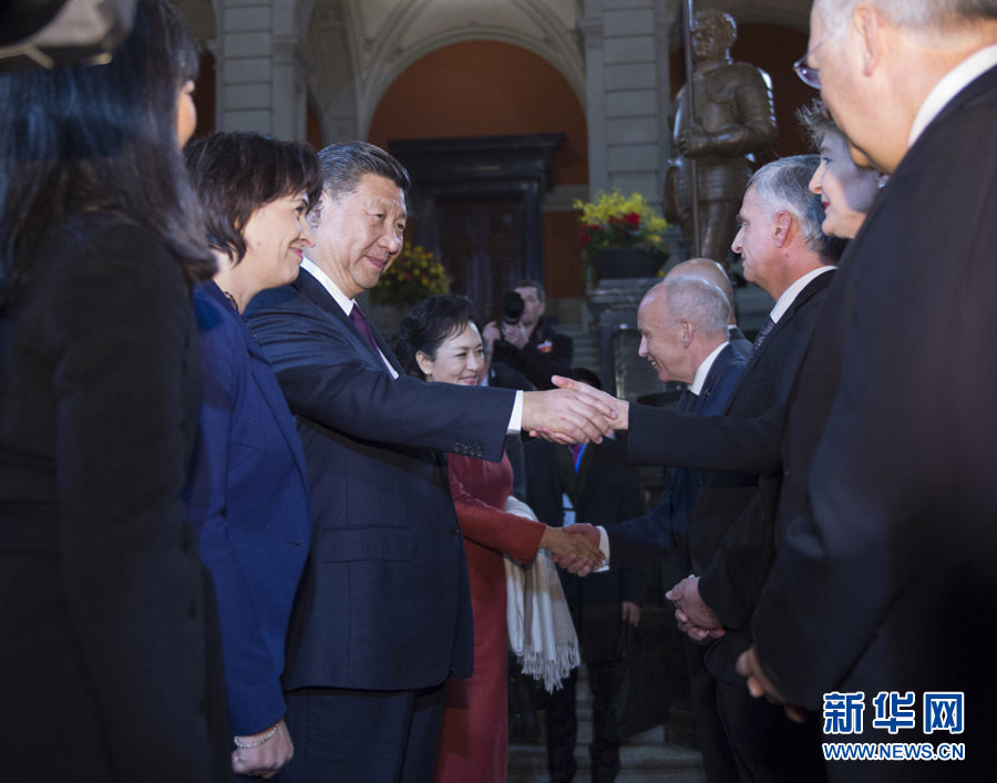 1月15日，國家主席習(xí)近平在伯爾尼出席瑞士聯(lián)邦委員會(huì)全體委員集體舉行的迎接儀式并致辭。 新華社記者 謝環(huán)馳 攝