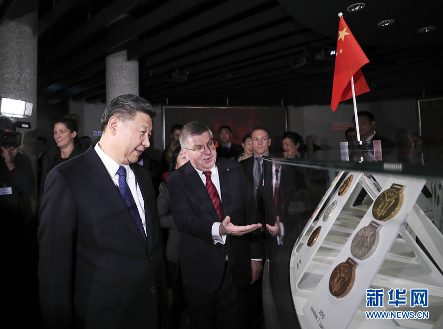 1月18日，國家主席習(xí)近平在瑞士洛桑國際奧林匹克博物館會見國際奧林匹克委員會主席巴赫。這是會見后，習(xí)近平在巴赫陪同下參觀往屆奧運(yùn)會獎(jiǎng)牌展。新華社記者 蘭紅光 攝