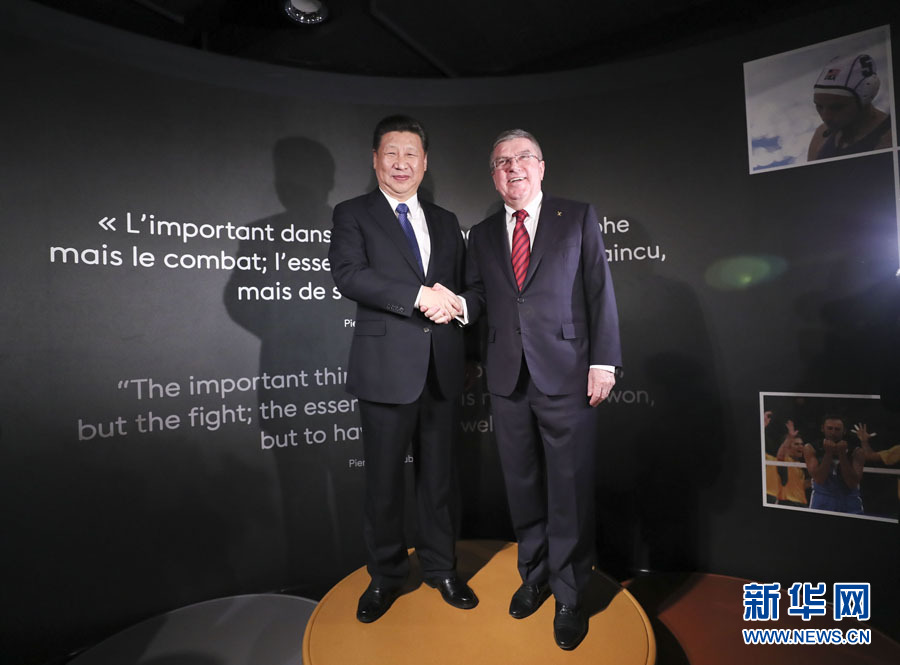 1月18日，國家主席習(xí)近平在瑞士洛桑國際奧林匹克博物館會見國際奧林匹克委員會主席巴赫。這是習(xí)近平和巴赫在奧運(yùn)冠軍領(lǐng)獎(jiǎng)臺上合影。新華社記者 蘭紅光 攝