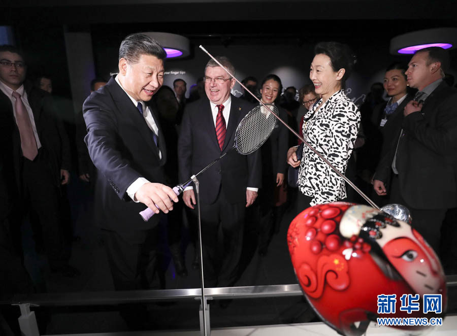 1月18日，國家主席習(xí)近平在瑞士洛桑國際奧林匹克博物館會見國際奧林匹克委員會主席巴赫。這是習(xí)近平在巴赫陪同下，參觀羽毛球世界冠軍李玲蔚用過的球拍。新華社記者 蘭紅光 攝