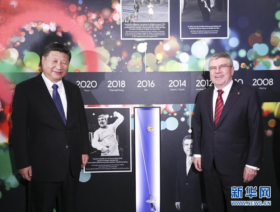 1月18日，國家主席習(xí)近平在瑞士洛桑國際奧林匹克博物館會見國際奧林匹克委員會主席巴赫。這是習(xí)近平與巴赫在巴赫作為擊劍運(yùn)動員參加奧運(yùn)會的照片前合影。新華社記者 蘭紅光 攝