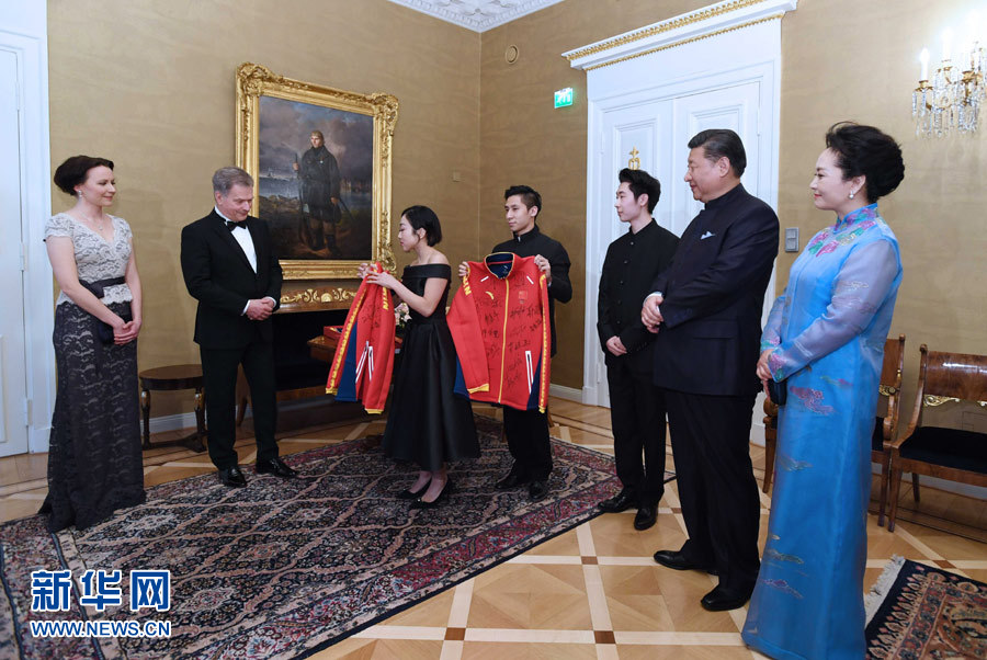 當(dāng)?shù)貢r間4月5日晚，國家主席習(xí)近平和芬蘭總統(tǒng)尼尼斯托在赫爾辛基共同會見剛剛參加完2017年世界花樣滑冰錦標(biāo)賽的中芬兩國冰雪運動員代表。習(xí)近平夫人彭麗媛和尼尼斯托夫人豪吉歐參加會見。這是中國運動員向尼尼斯托和夫人豪吉歐贈送運動衣。新華社記者 饒愛民 攝