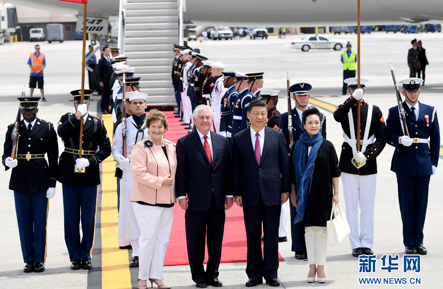 4月6日，國(guó)家主席習(xí)近平乘專機(jī)抵達(dá)美國(guó)佛羅里達(dá)州，將在海湖莊園同美國(guó)總統(tǒng)特朗普舉行中美元首會(huì)晤。習(xí)近平和夫人彭麗媛受到美國(guó)國(guó)務(wù)卿蒂勒森夫婦等熱情迎接。新華社記者 吳曉凌 攝